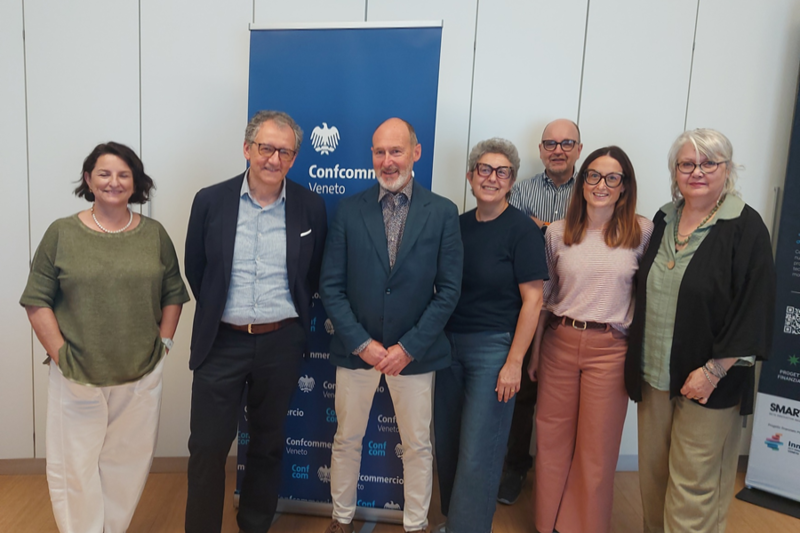 Didascalia: Il presidente Zaglia con i colleghi e i funzionari di Confcommercio.