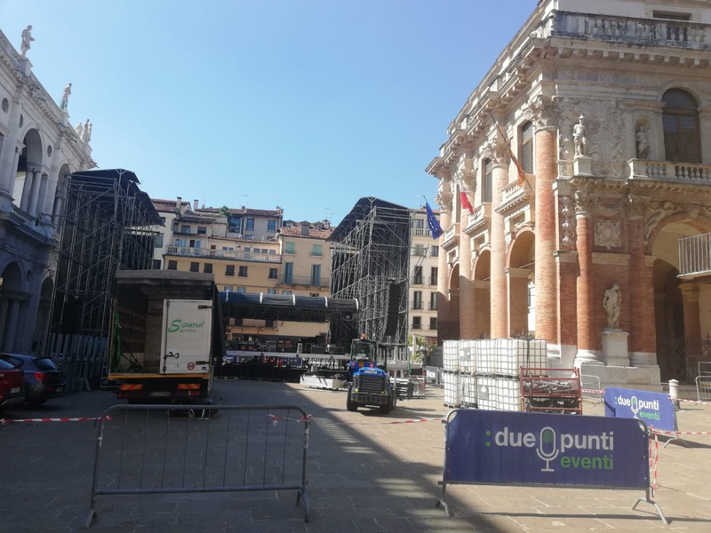 Un'immagine dell'allestimento del palco in piazza dei Signori (foto Comune di Vicenza)