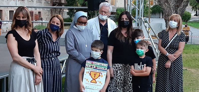 I RAPPRESENTANTI DELLA  SCUOLA MADDALENA DI CANOSSA, CHE HANNO RITIRATO IL PRIMO PREMIO