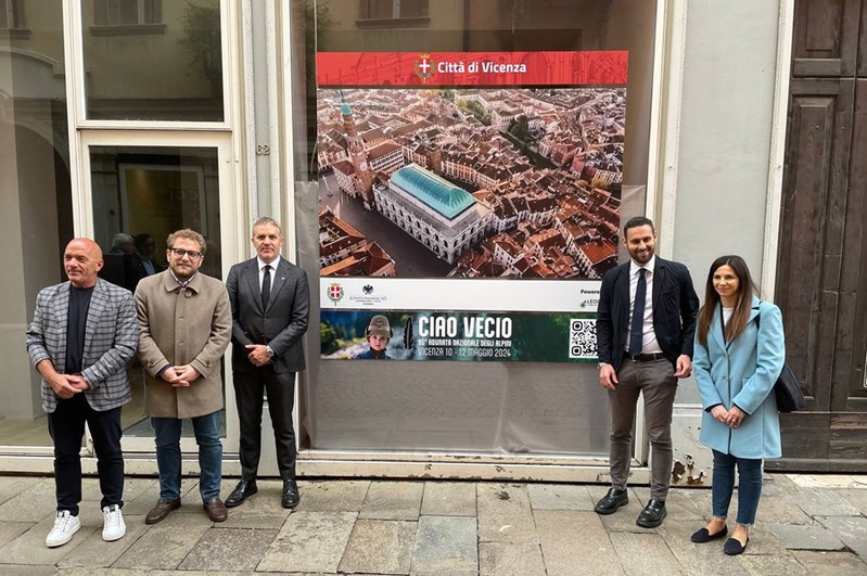 Foto di gruppo, dopo la conferenza stampa, davanti ad una delle vetrine interessate dall'iniziativa, in corso Palladio.