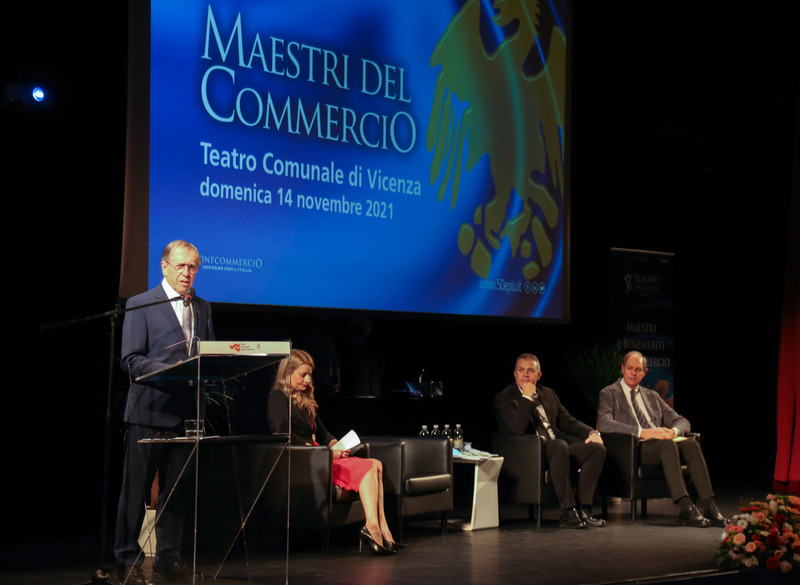 PREMIATI 29 NUOVI  MAESTRI  E BENEMERITI DEL COMMERCIO