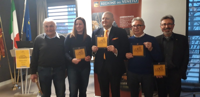 Un momento della premiazione ad alcune attività del vicentino, in particolare del Comune di Arzignano con presente il presidente mandamentale Opali