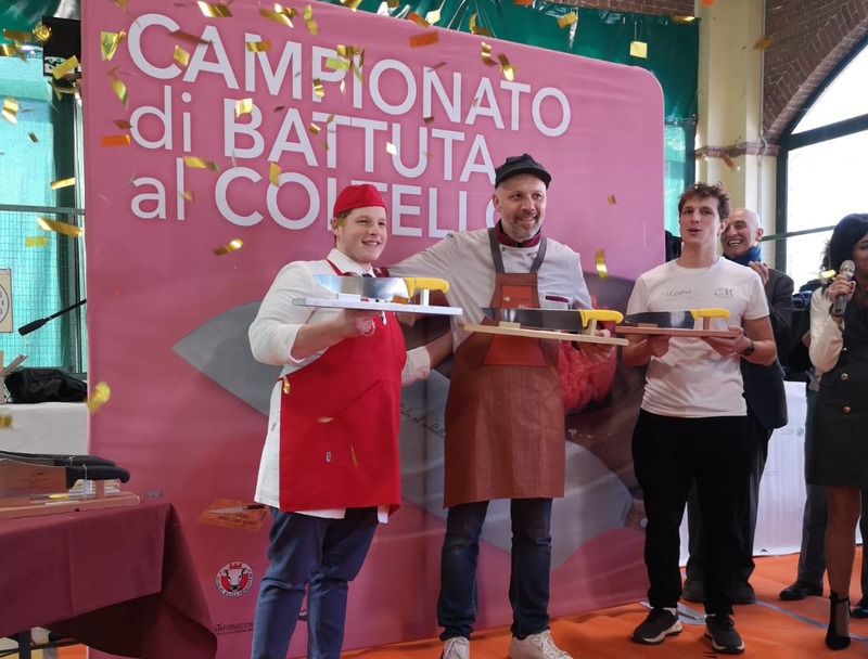 Giuliano Costa, al centro, durante una delle premiazioni