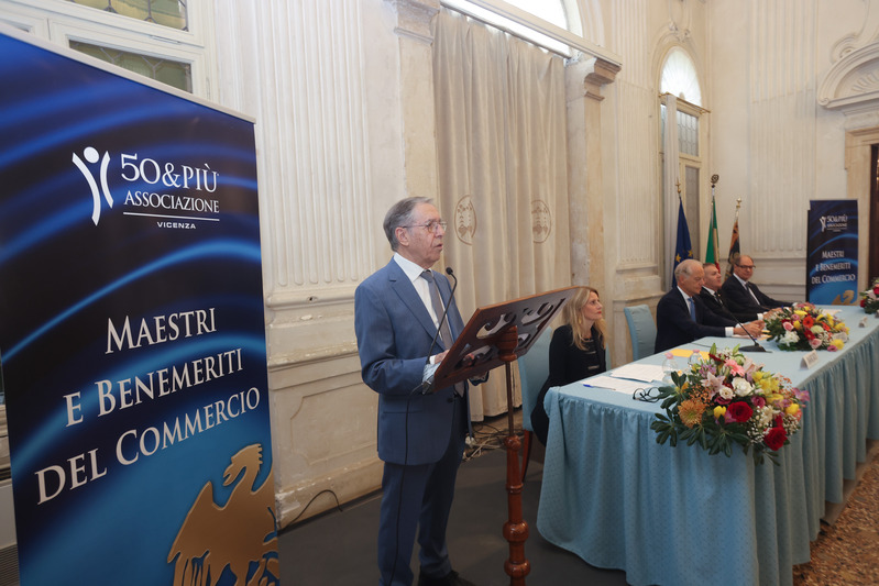 DOMENICA 9 NOVEMBRE LA CERIMONIA DI PREMIAZIONE DEI MAESTRI E DEI BENEMERITI DEL COMMERCIO DOMENICA 9 NOVEMBRE LA CERIMONIA DI PREMIAZIONE DEI MAESTRI E DEI BENEMERITI DEL COMMERCIO