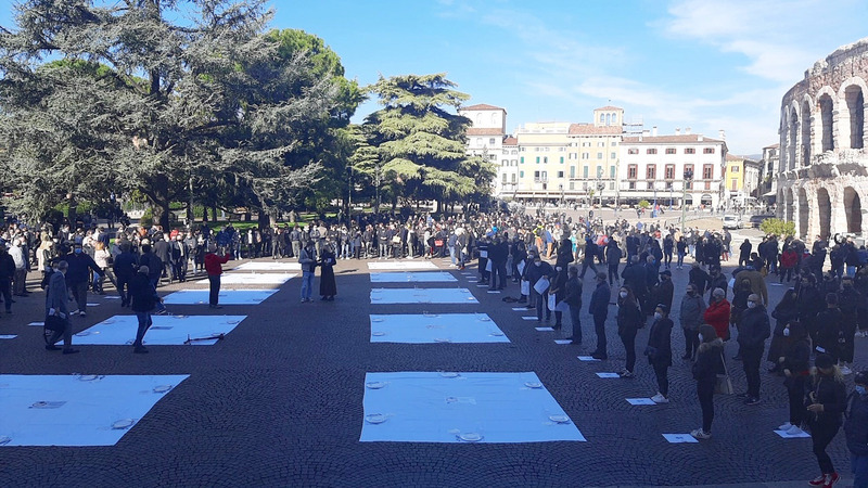 Un'imnmagine della manifestazione di piazza Bra a Verona