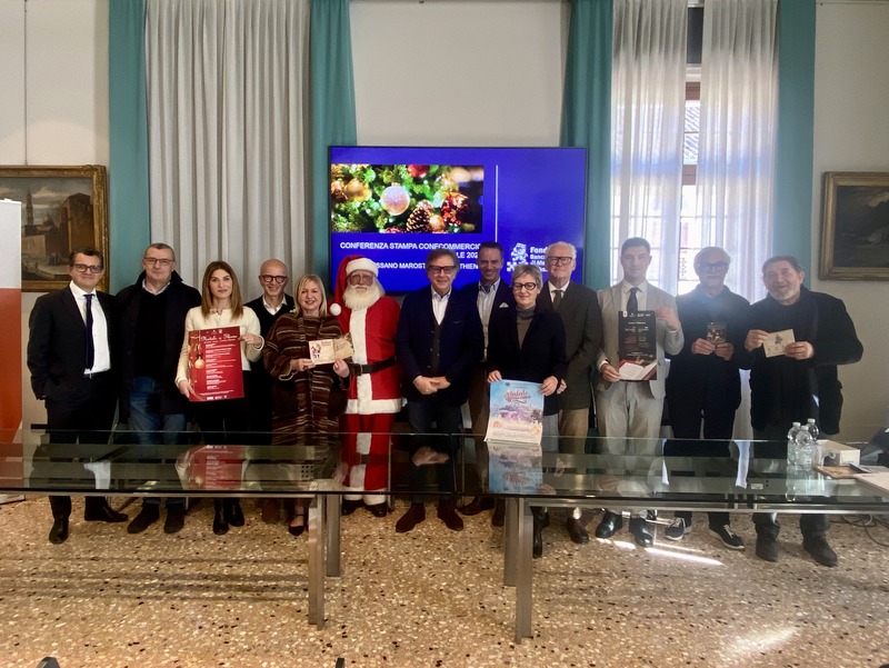 Foto di gruppo alla presentazione delle iniziative