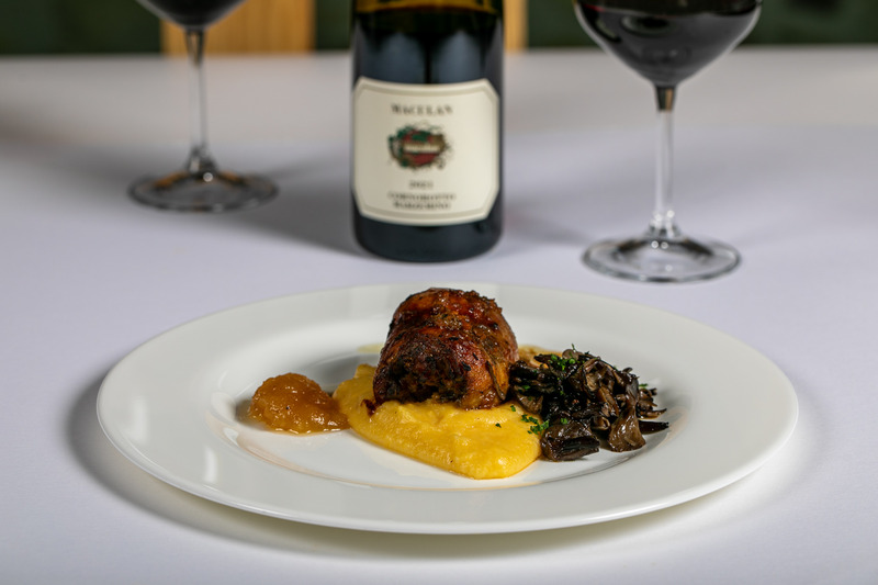 Coscia d'oca cotta a bassa temperatura con polenta, funghi e mostarda vicentina. Piatto proposto dal ristorante Lunaelaltro di Marostica.