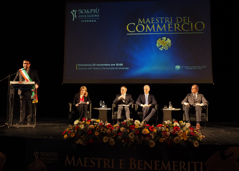 39 MAESTRI E 7 BENEMERITI DEL COMMERCIO