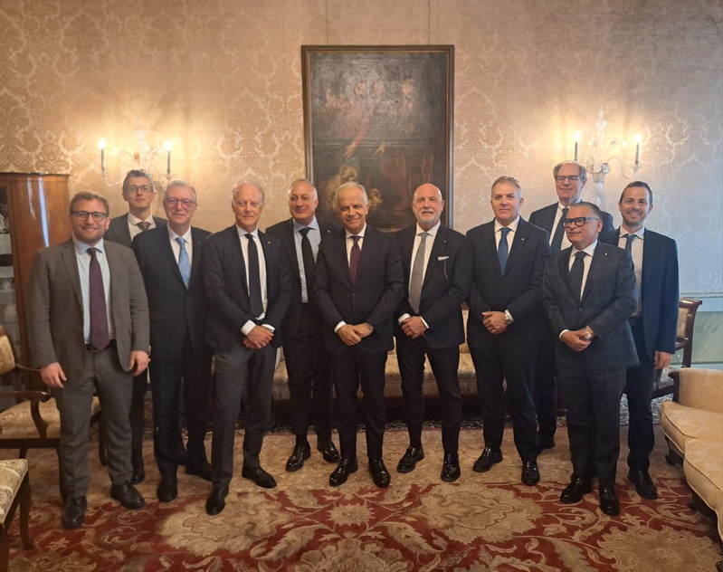 Foto di gruppo dopo l'incontro con il ministro Matteo Piantedosi
