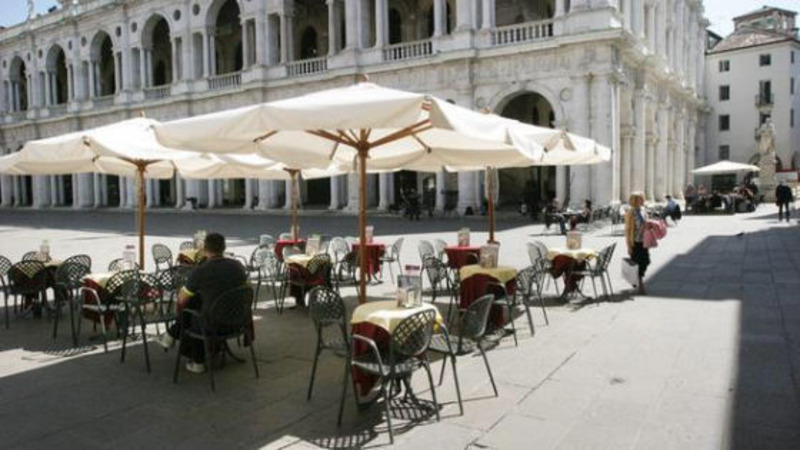 Un plateatico in centro storico di Vicenza (foto Comune di Vicenza)