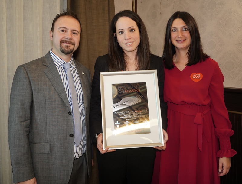 La consegna della Menzione al Nuovo Talento Emergente, andata alla chef Miriam La Torre del Capperi Restaurant, nella foto con l'editore Penzo