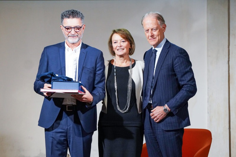 Il presidente di Emmepi Ruozi riceve il premio. Con lui, il presidente CCIAA di Vicenza Xoccato e il Vicedirettore Confcommercio Vicenza Pellizzaro