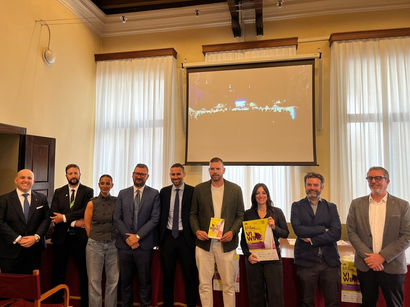 FOTO DI GRUPPO ALLA PRESENTAZIONE DI VIWINE ALLA STAMPA