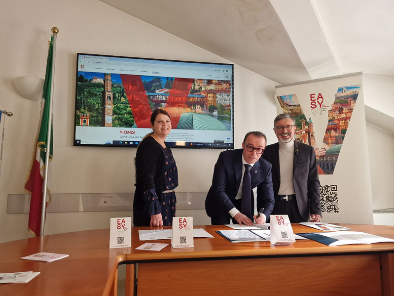 Il sindaco Albiero alla firma, con il presidente Mandamentale Confcommercio Opali e la  presidente della locale Delegazione Tania Ferrari.