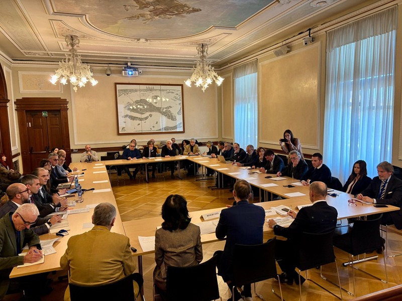 Un'immagine del tavolo di confronto in regione (Foto Pagina Facebook Massimo Bitonci)