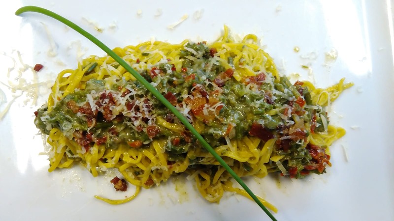 Tagliolini con bruscandoli, pomodori secchi, pancetta croccante e grattugia di monte veronese Trattoria Isetta