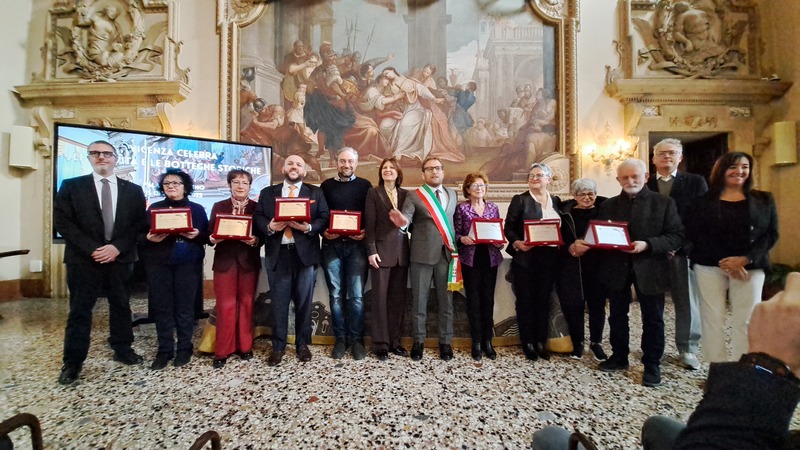 Foto di gruppo per le botteghe e attività storiche riconosciute dal Comune di Vicenza