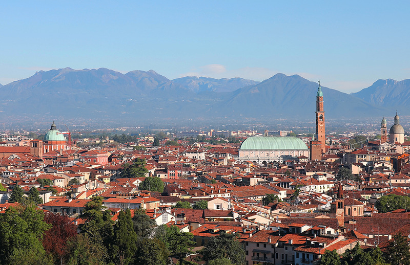 COMMERCIO AL DETTAGLIO, IL CENTRO STORICO DI VICENZA TIENE, PREOCCUPA IL CALO NEI QUARTIERI