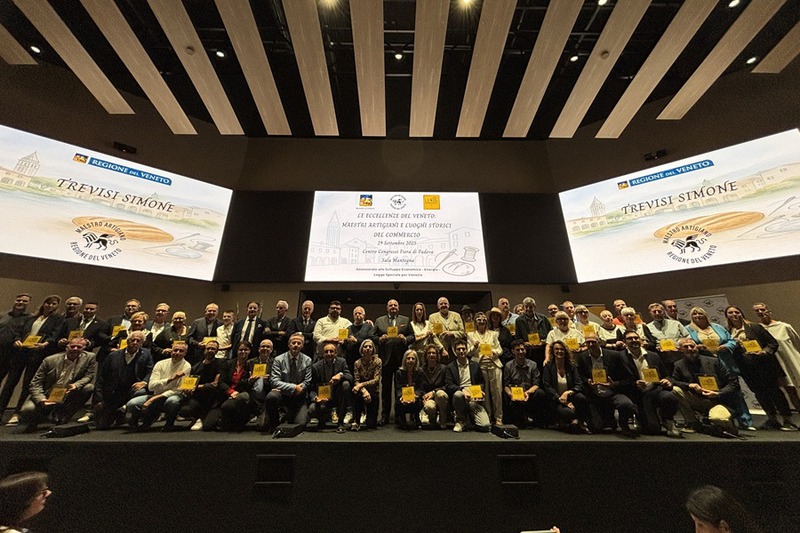 Foto di gruppo per le attività premiate della provincia di Vicenza