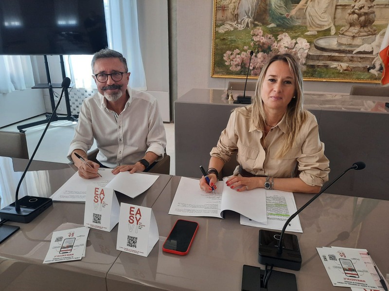 Il sindaco Alessia Bevilacqua e il presidente del Mandamento Confcommercio Leonardo Opali durante il momento della firma del Protocollo