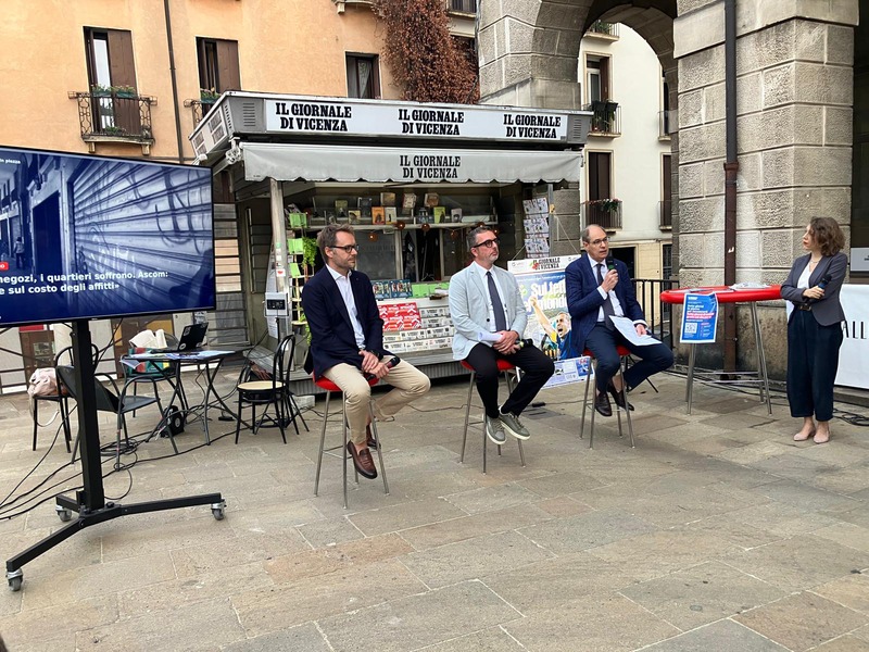 Un'immagine del talk GDV in Piazza dedicato al commercio, con il direttore Boschiero, il funzionario Azzolini e l'imprenditore Pavin.