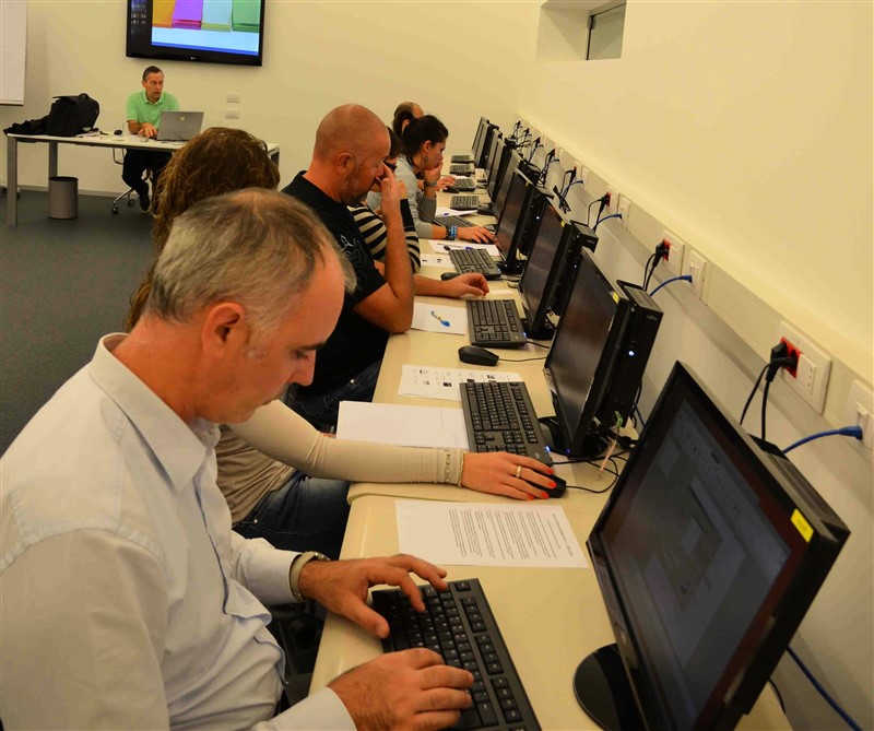 Un corso nell'aula informatica del Centro Formazione Esac di Creazzo