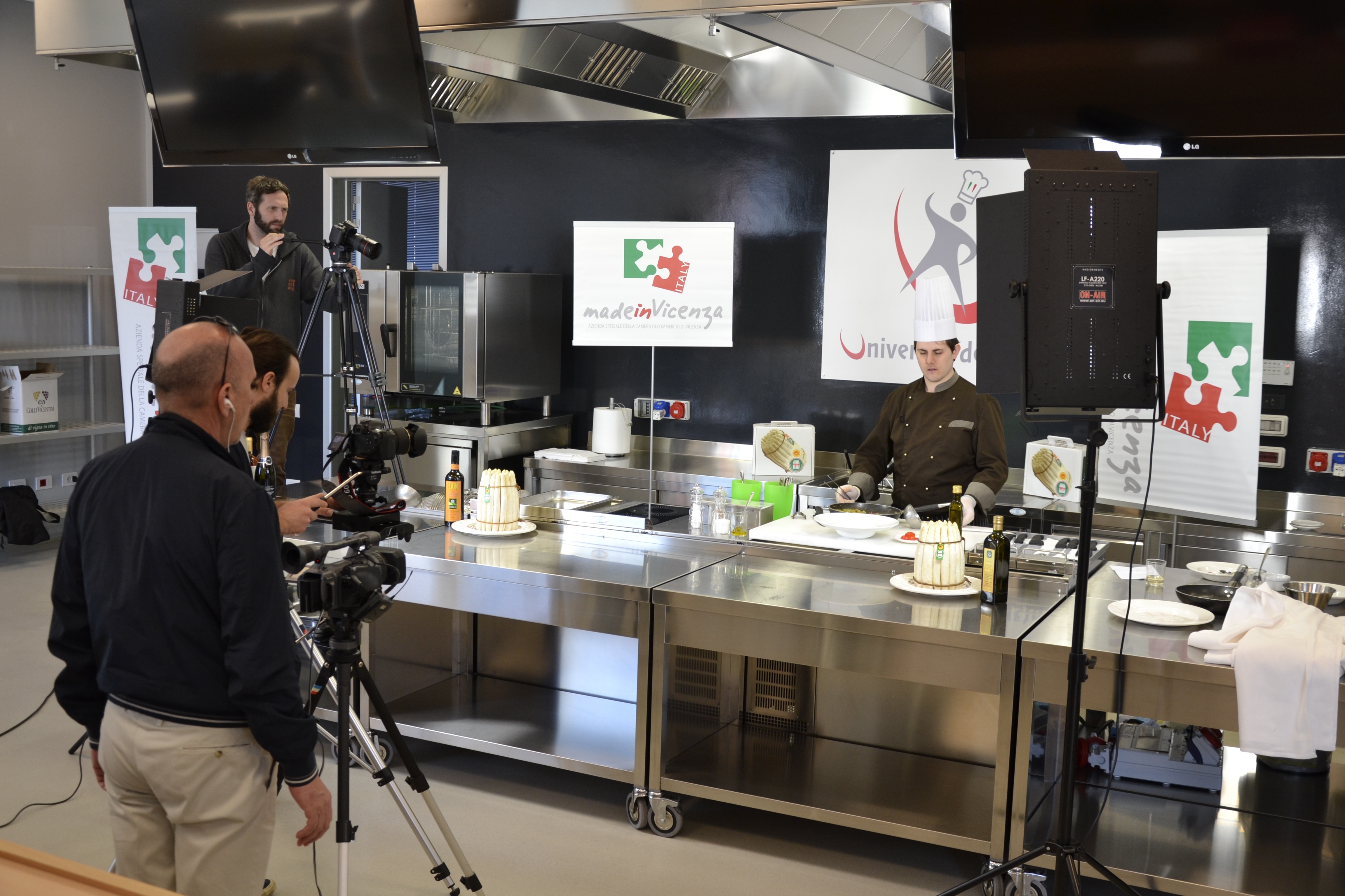 Due immagini delle riprese all’Università del Gusto, con gli chef  Matteo Carlesso e, sotto, Monica Gianesin