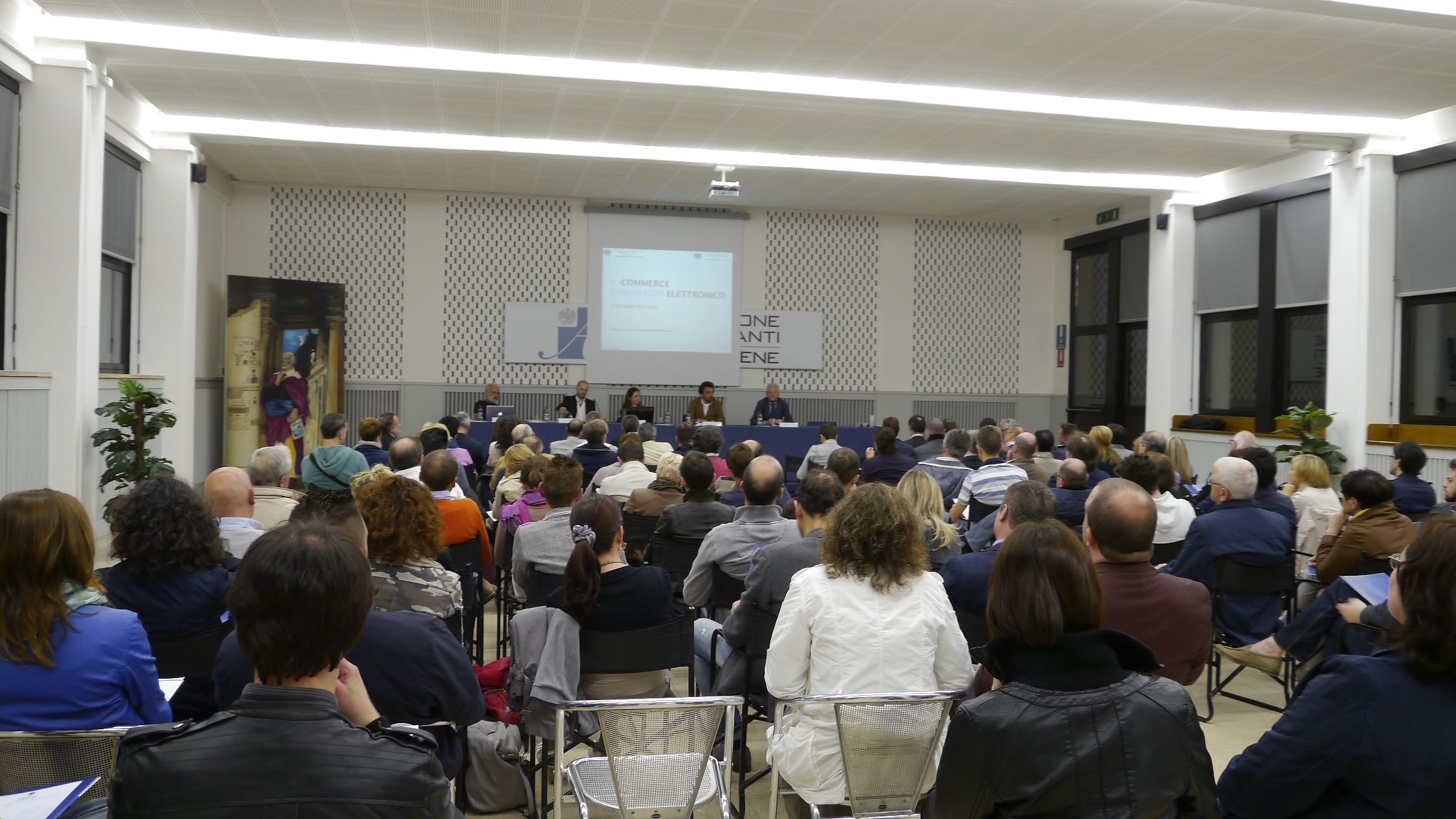 Sala convegni gremita per il convegno sull'ecommerce