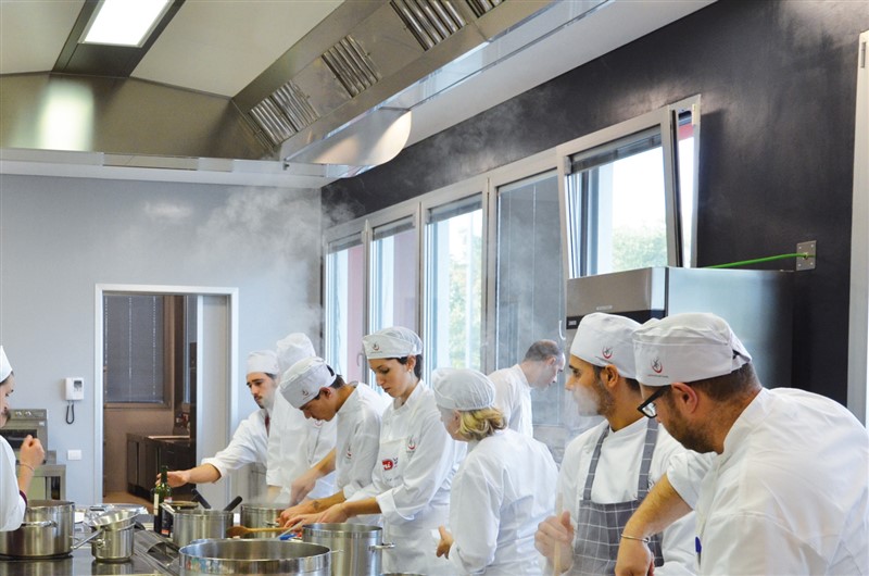 Un corso di cucina all'Università del Gusto