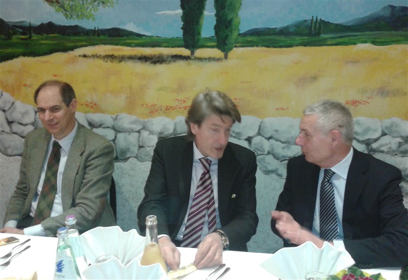 Da sinistra, il direttore Boschiero, il vicesindaco Forte e il presidente di delegazione  Chiarello alla Festa del Commerciante