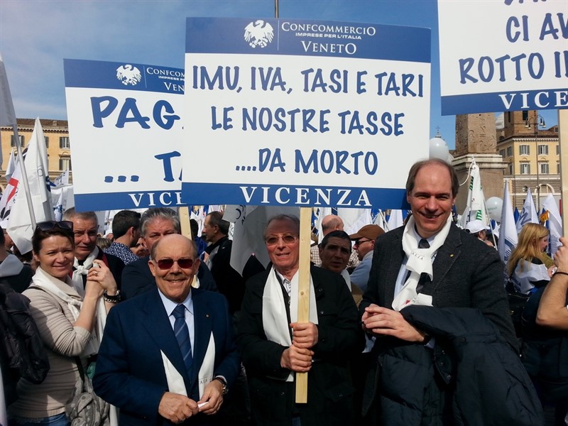 Il presidente Sergio Rebecca e il direttore Ernesto Boschiero con i manifestanti di Confcommercio Vicenza a Roma