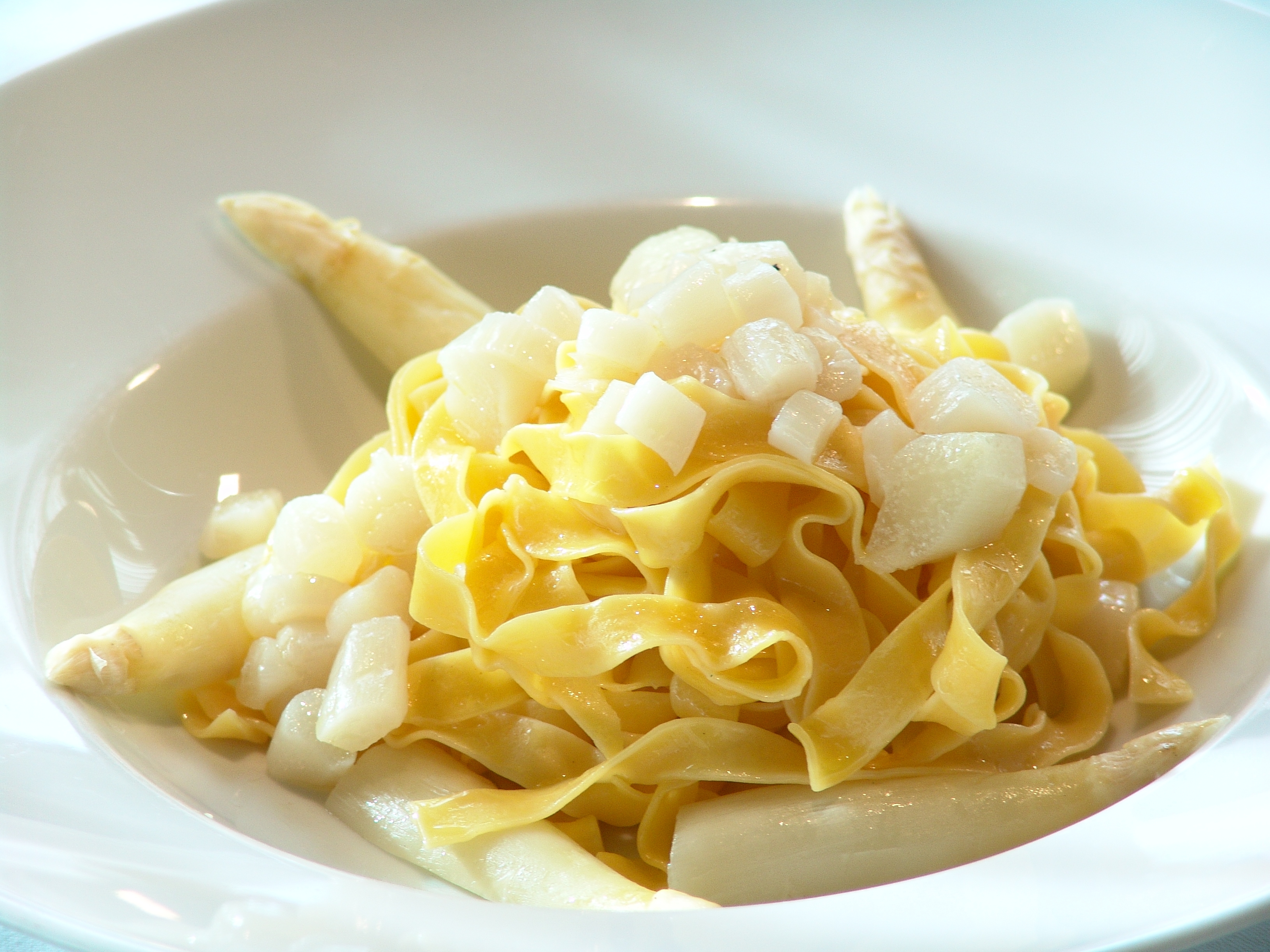 Un piatto di fettucine con gli asparagi di Bassano Dop e sotto, alcune immagini della conferenza stampa di presentazione della rassegna