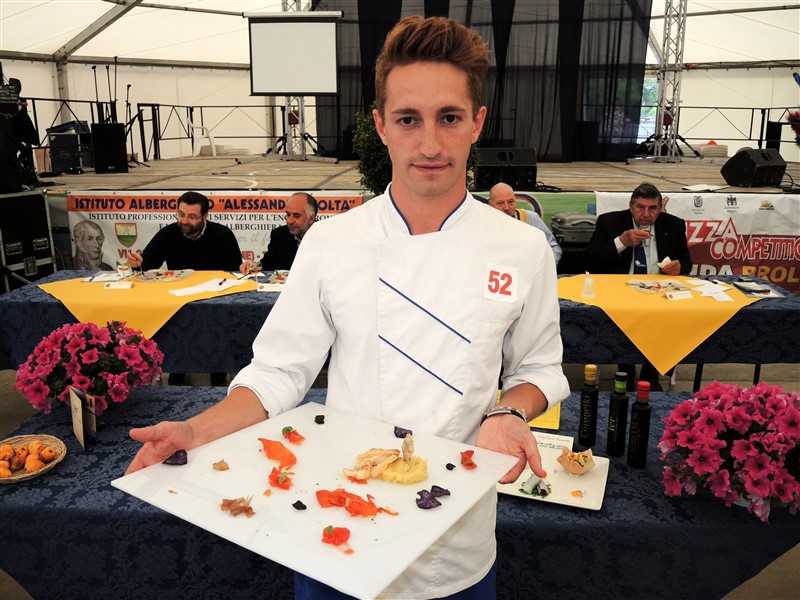 Stefano Giacon con il suo piatto. Foto www.cucinartusi.it