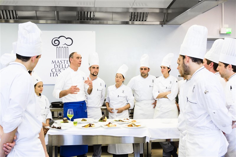 Gli allievi  con lo chef Marco Perez, docente di Tecniche di Cucina