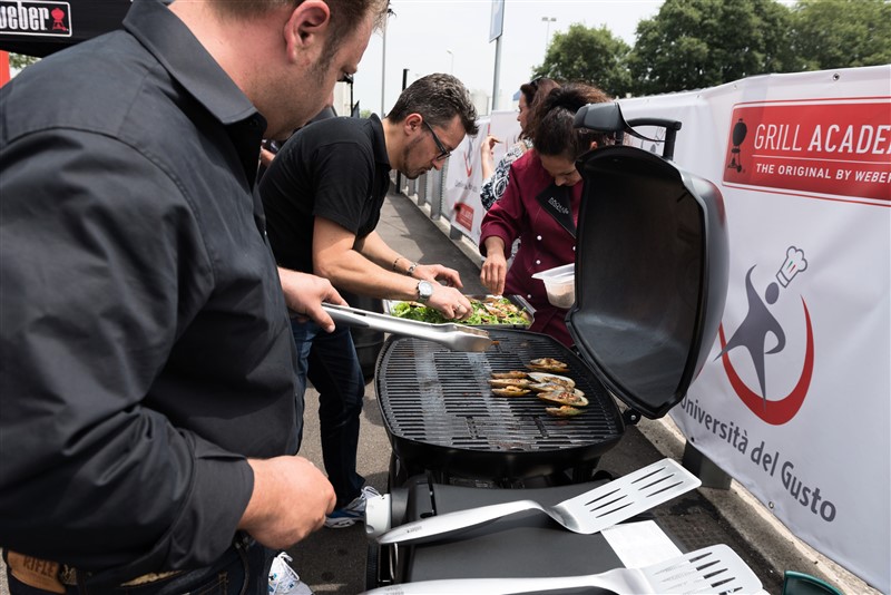 Un'immagine della cooking session che ha inaugurato la Grill Accademy Weber all'Università del Gusto