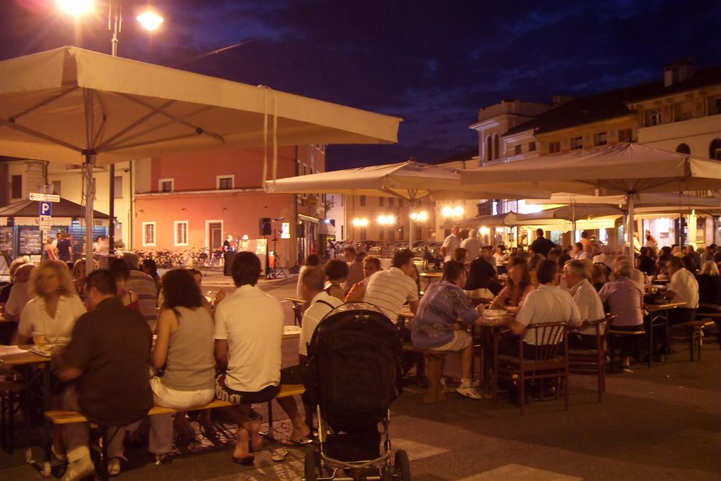 Un'immagine delle passate edizioni di Sandrigo in Piazza