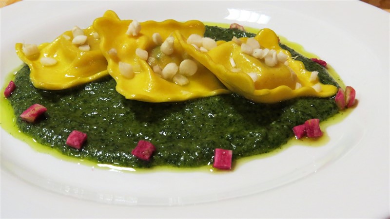 Raviolo fondente al pesto di ranpussoli e mandorle