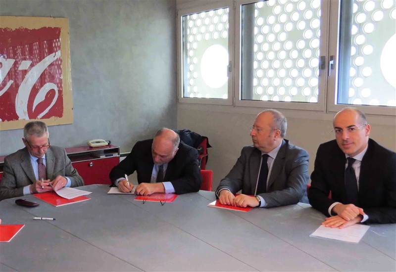 Un'immagine della firma dell'accordo tra Terfidi Veneto e Banca MPS