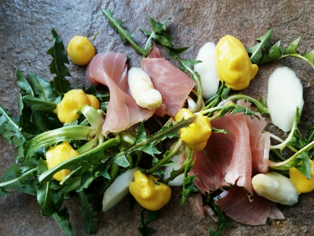 Un originale abbinamento del tarassaco, con asparagi e tonno