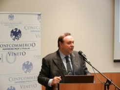 Il presidente di Confcommercio Veneto Massimo Zanon durante il convegno