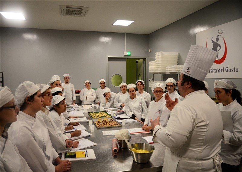 Allievi al lavoro all'Università del Gusto di Creazzo