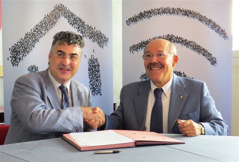 Da sinistra, il direttore Inps Marco De Sabbata e il presidente Confcommercio Sergio Rebecca alla firma del Protocollo d'Intesa