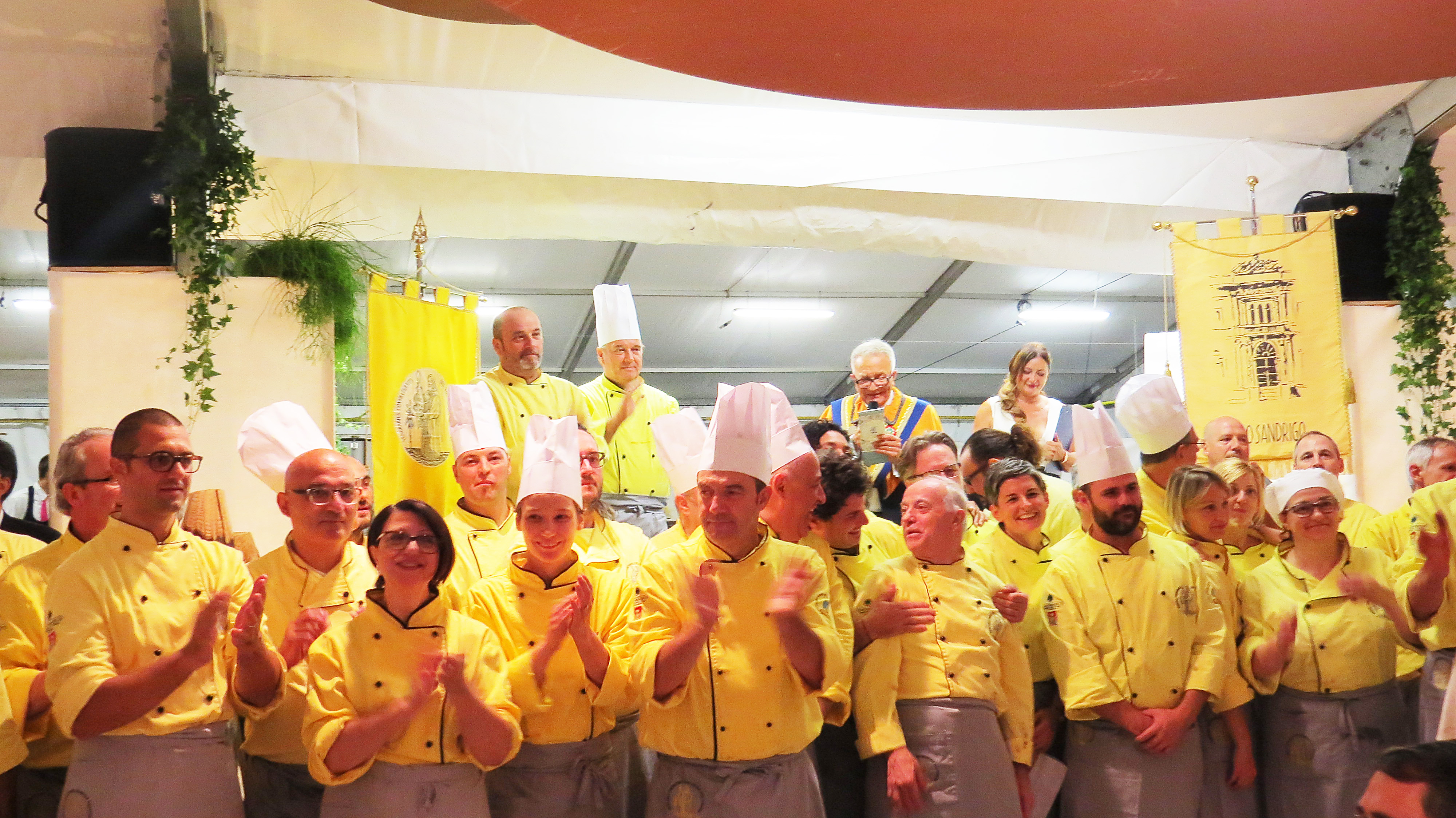 Foto di gruppo per gli chef che hanno preparato la Cena di Gala