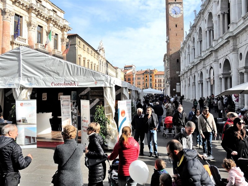 Piazza dei Signori, a Vicenza, affollata per CioccolandoVi