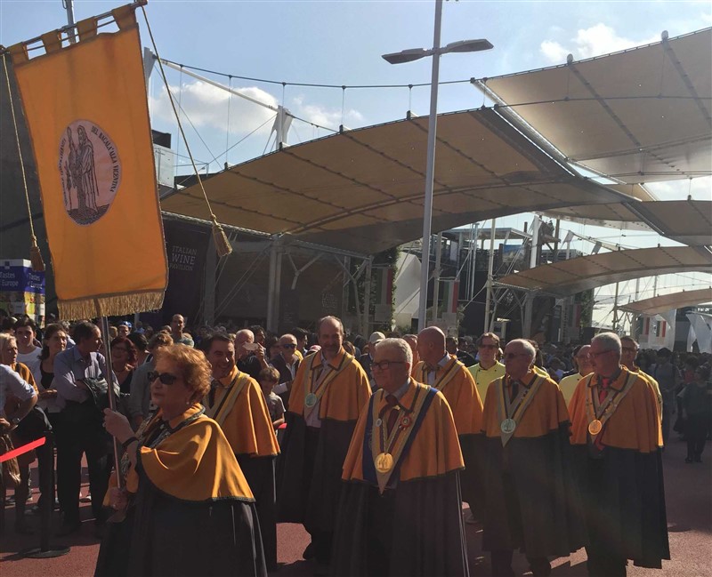 La sfilata della Confraternita del Bacalà alla Vicentina tra i padiglioni dell’Expo di Milano.