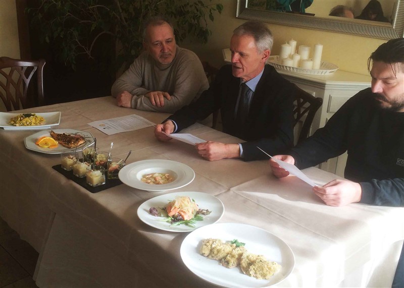 Un'immagine della conferenza stampa di presentazione dell'iniziativa con, al centro, il presidente dei Ristoratori Bassanesi Sergio Dussin