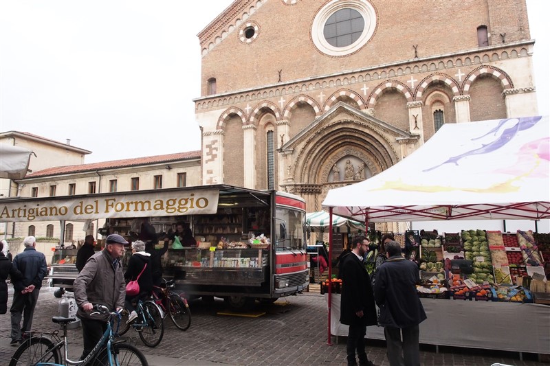 Un'immagine del mercato alimentare a San Lorenzo, inaugurato giovedì 31 marzo