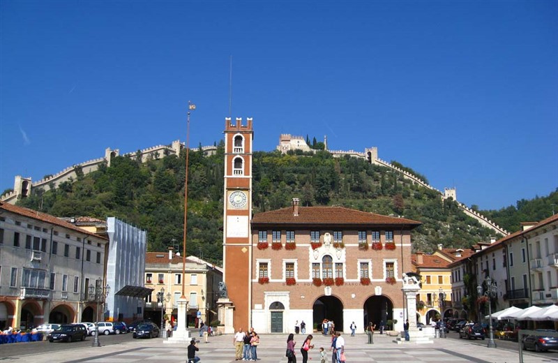 La centralissima "piazza degli scacchi", simbolo di Marostica