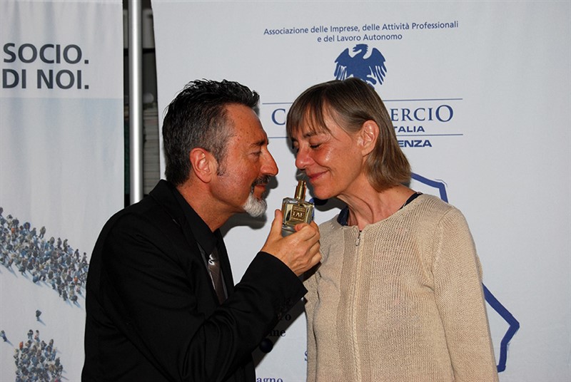 Il maestro profumiere Leonardo Opali con l'artista Frances Middendorf