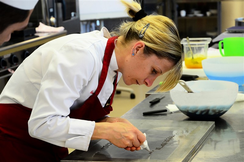 La pasticciera Loretta Fanella durante una sua lezione al Centro Formazione Esac